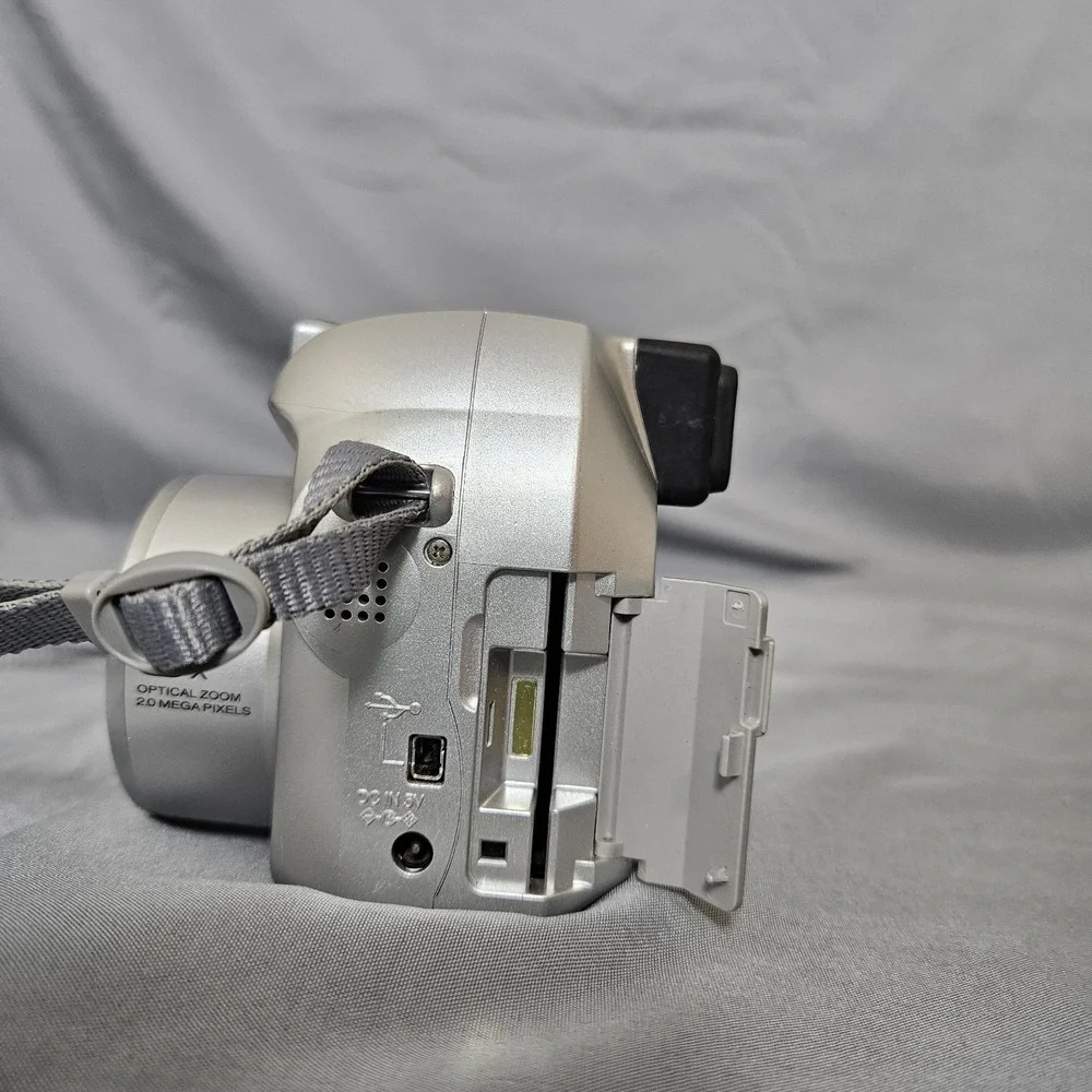 Fujifilm‎ FinePix Digital Camera 2.0MP • 6x Optical Zoom • Untested • Vintage...
